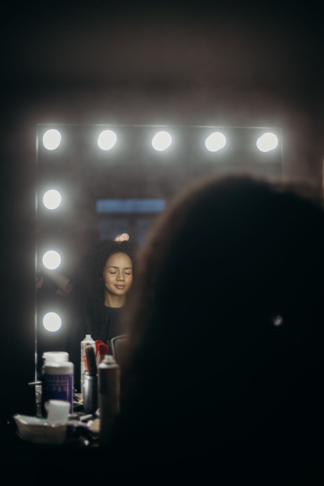 Bajo la luz, Under the light