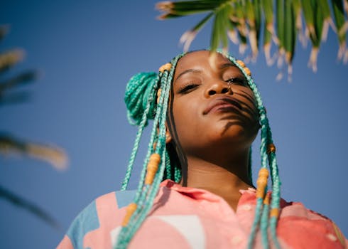 一位扎着彩色辫子的自信女人，正享受着阳光明媚的一天