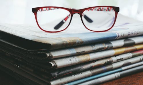 無料 新聞の赤いフレームの眼鏡 写真素材
