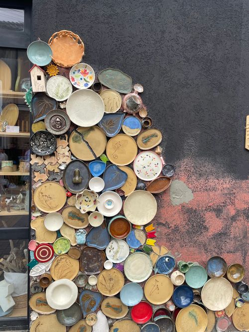 Free Vibrant display of ceramic plates on a wall in Zelenogradsk, showcasing artistic patterns and textures. Stock Photo