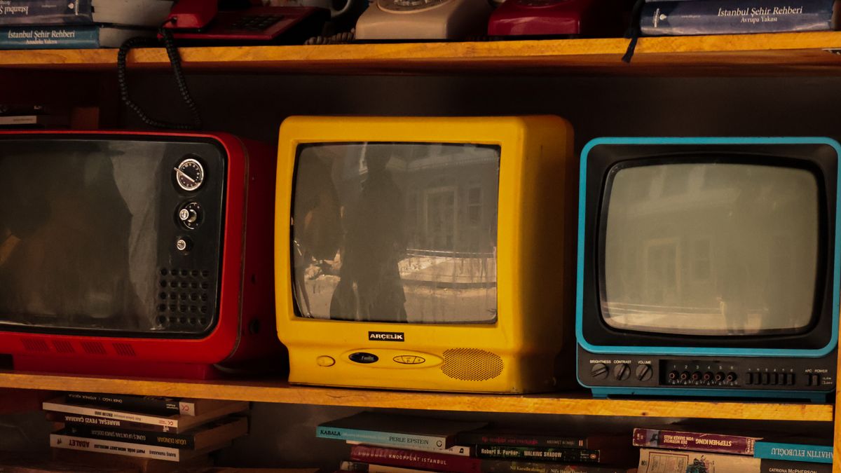 木の棚に並ぶレトロなテレビ
