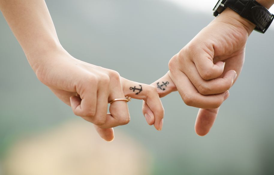 Online dating: starting a conversation on a niche platform