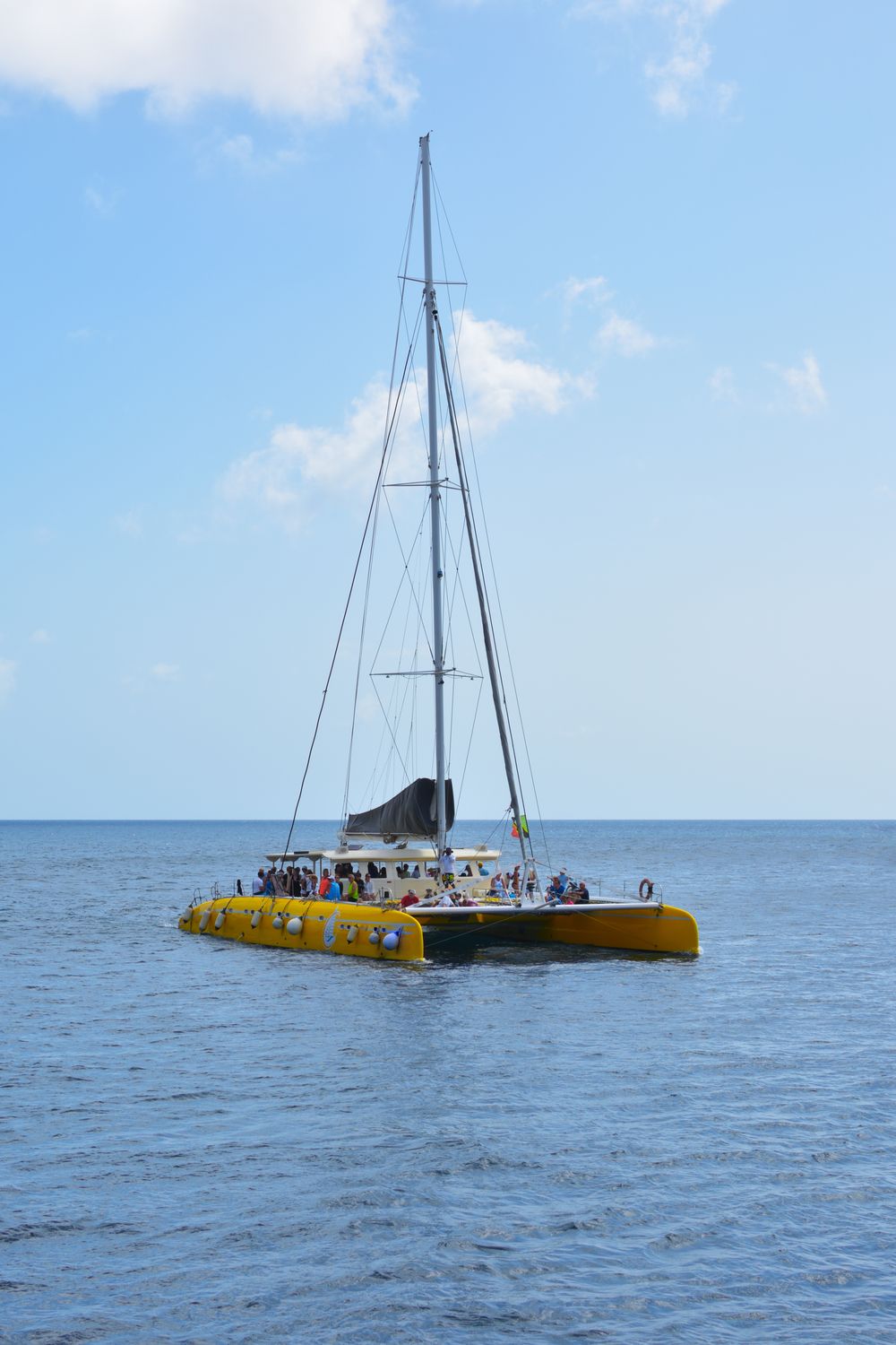 Catamaran avec passagers naviguant par beau temps