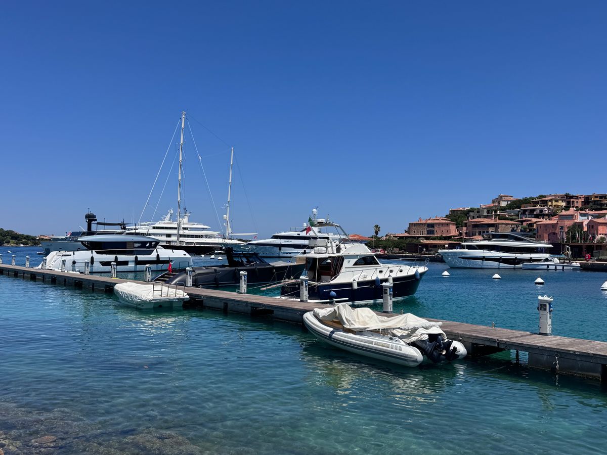 Marina din Porto Cervo cu mega-iahturi si arhitectura roz-terracotta