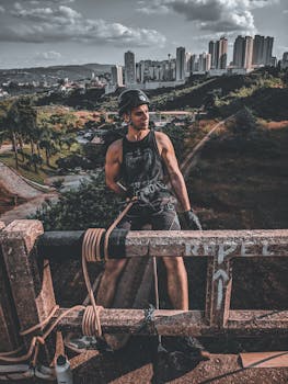 在巴西贝洛奥里藏特，一名男子攀爬城市天际线
