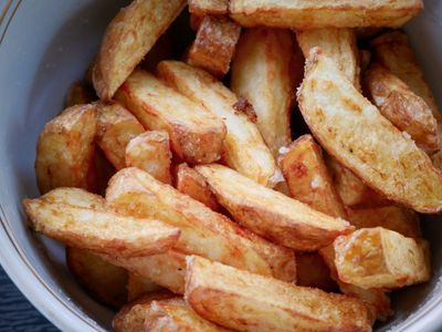 Crispy potato wedges in a bowl, photo by Lena Netkach on Pexels