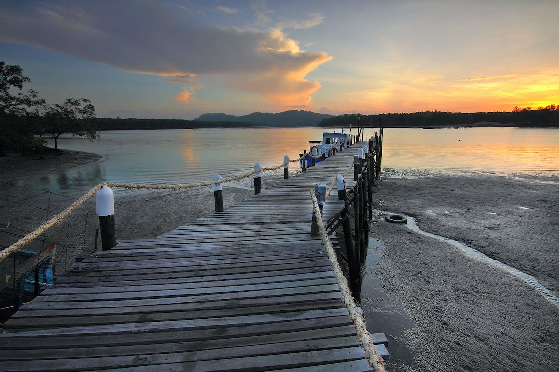 免费 棕色木制码头在海洋附近的岸上 素材图片