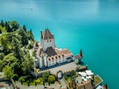 从空中俯瞰，瑞士图纳湖畔的奥伯霍芬城堡被碧绿的海水环绕，景色令人惊叹