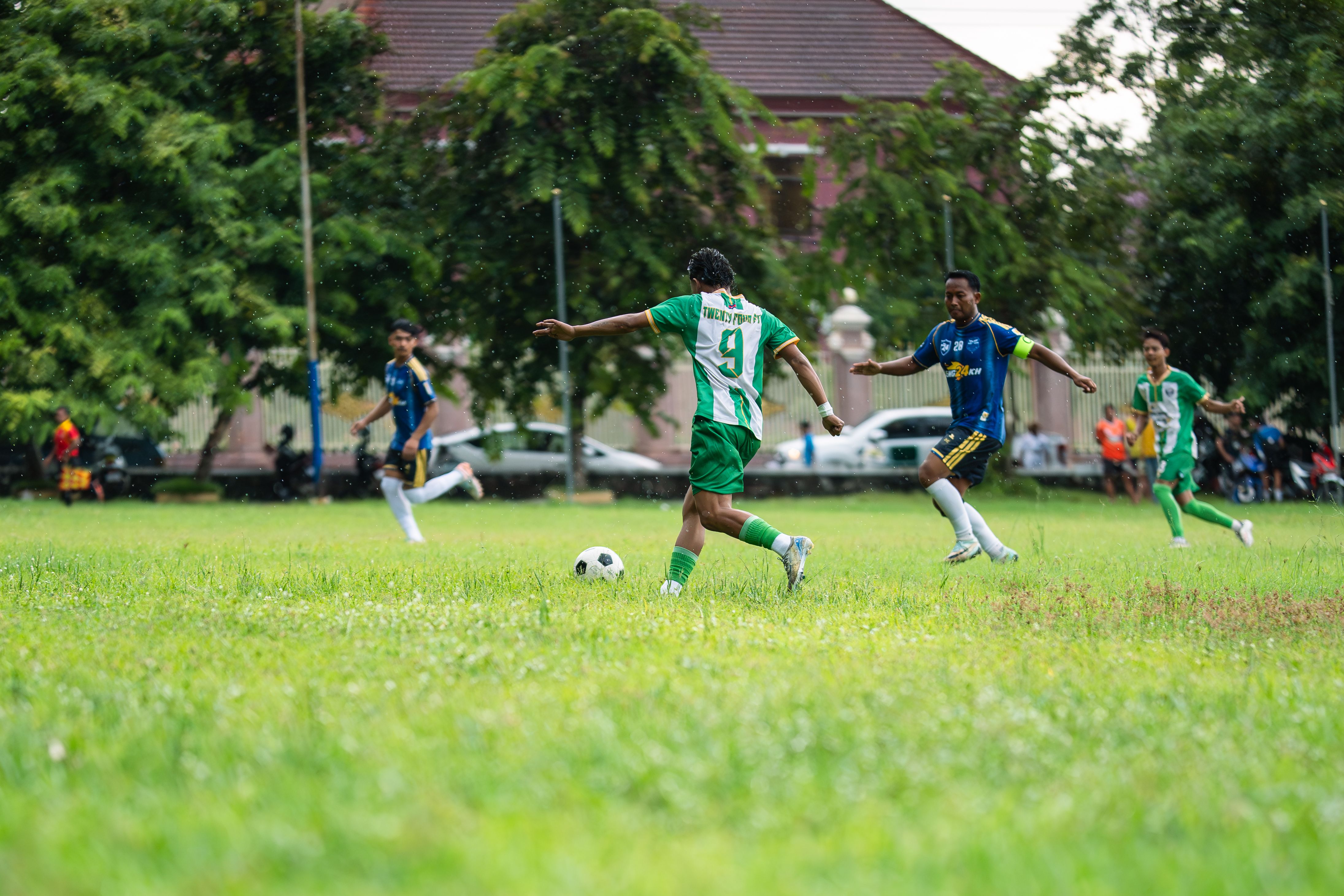 Analis sepak bola membandingkan peta panas pemain dan grafik expected goals di ruang kerja modern