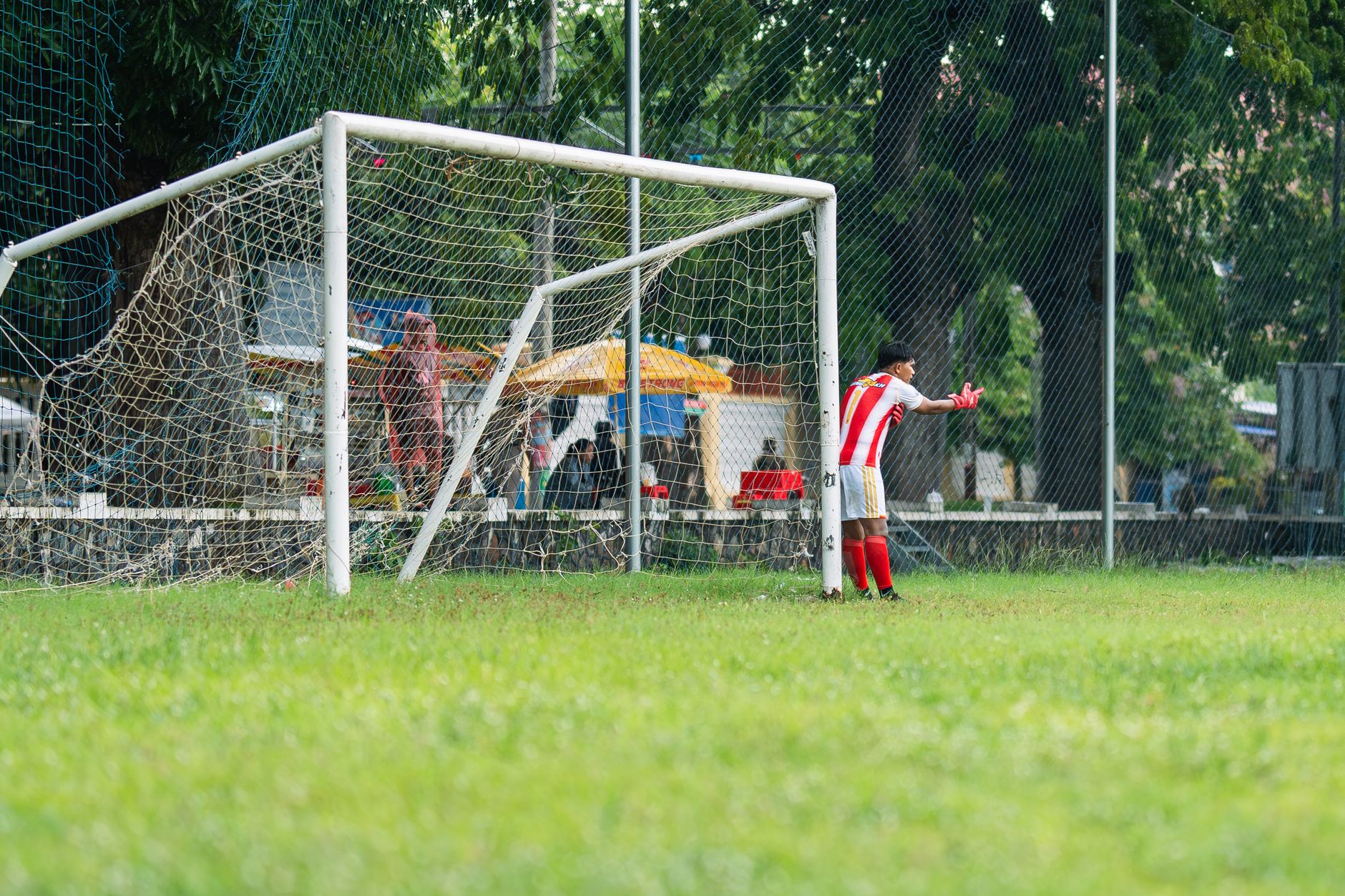 Golman brani šut tokom ligaške fudbalske utakmice