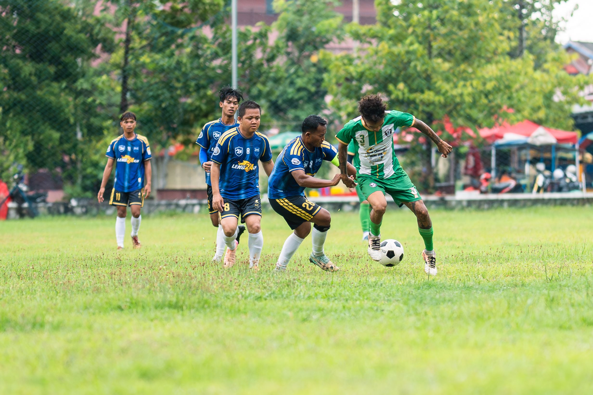 Analis sepak bola meninjau peta panas pemain dan formasi pertandingan World Cup 2026 di studio malam