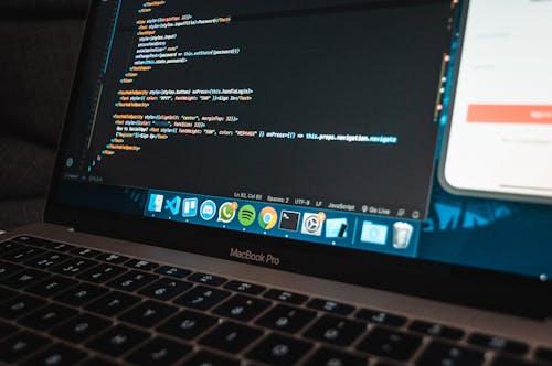 Gratis Tempat Kerja Dengan Laptop Modern Dengan Kode Program Di Layar Foto Stok