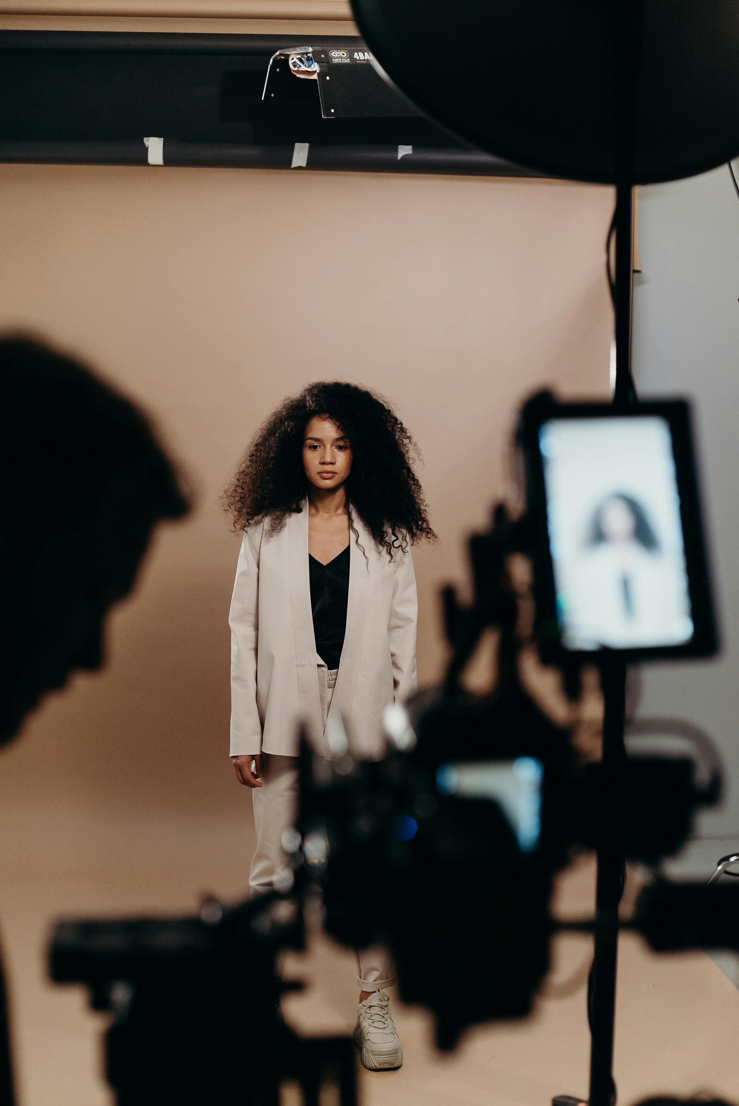 Bezpłatne Kobieta W Beżowej Marynarce Zdjęcie z galerii