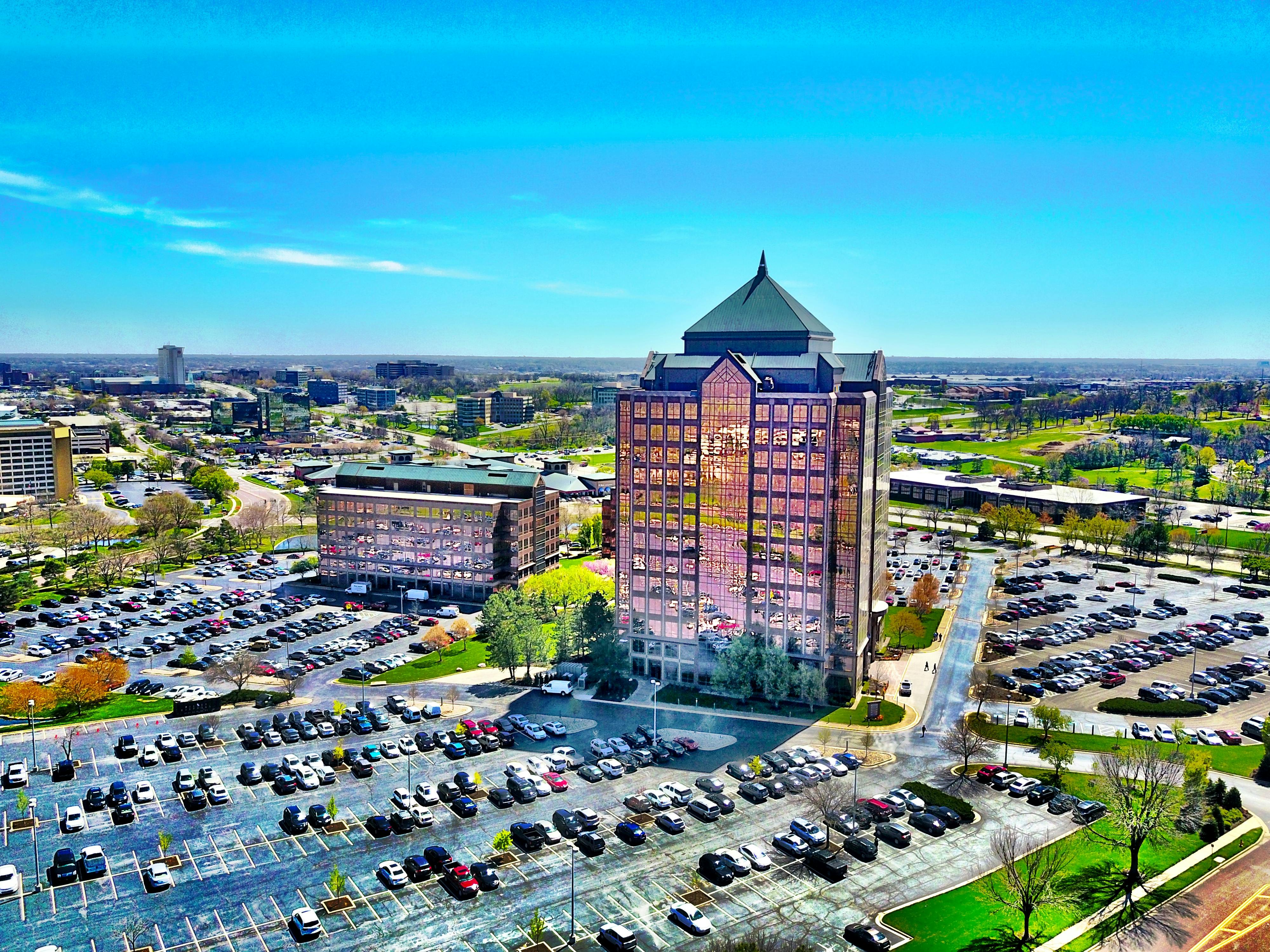 Building Surrounded by Parking Lot Under Clear Day Sky · Free Stock Photo 