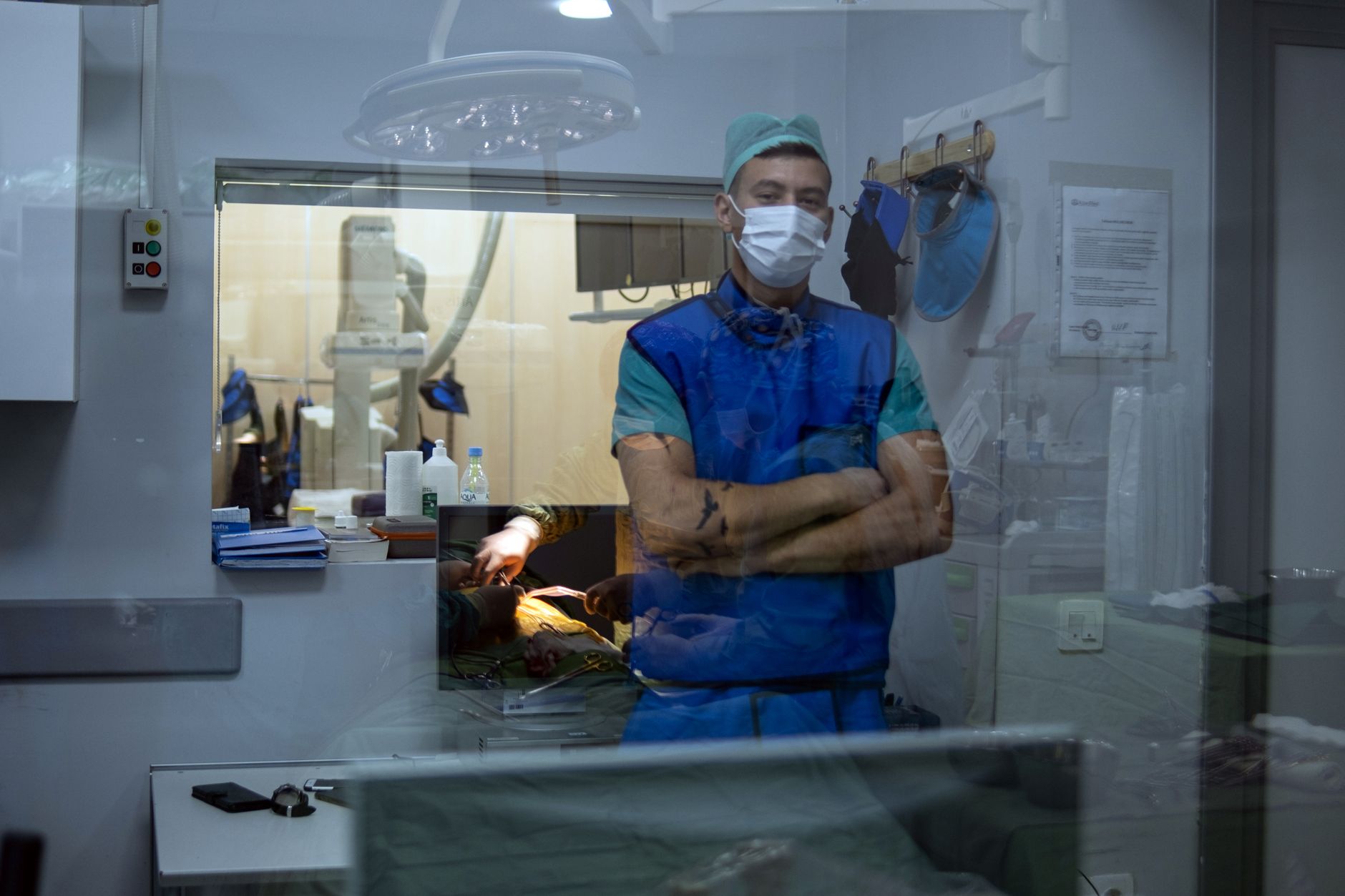 Hastane koridorunda çalışan doktorlar
