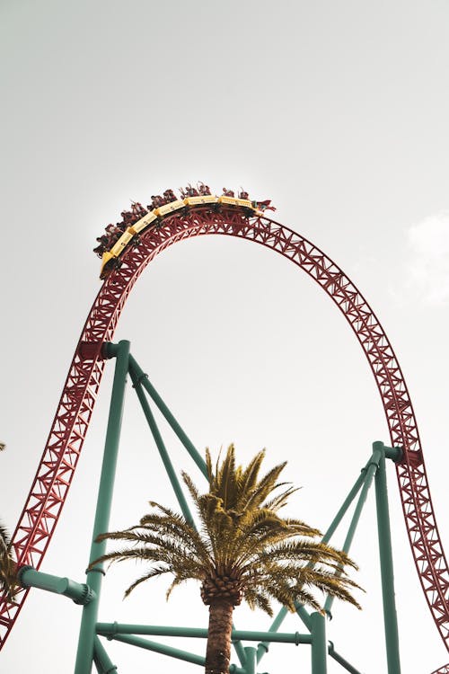 Gratis Roller Coaster Tinggi Yang Menakutkan Melawan Langit Kelabu Foto Stok