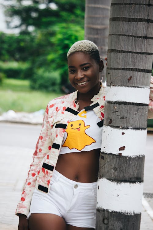 Menina Em Camisa De Manga Comprida Floral Branca E Vermelha E Short Branco De Espólio