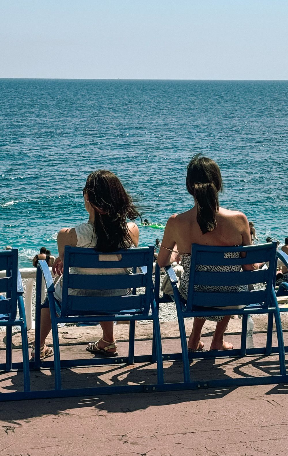 Deux femmes sur la Promenade des Anglais &agrave; Nice