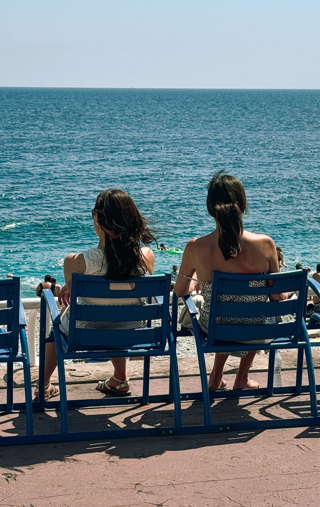Deux femmes profitant de la Promenade des Anglais &agrave; Nice