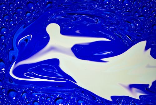 Free Vivid abstract pattern of blue and white swirls resembling a human figure in motion. Stock Photo