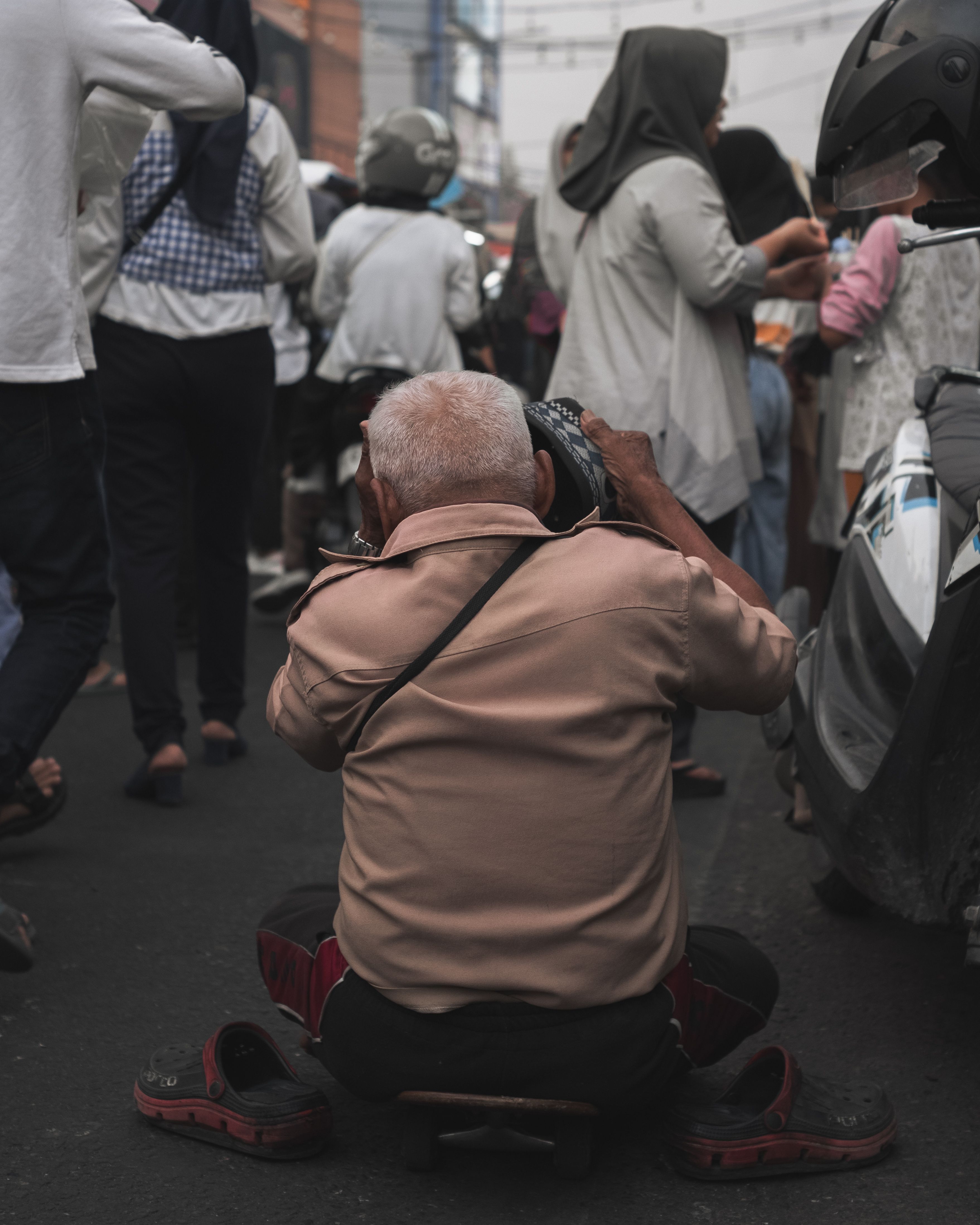 Photographing Summer Markets Without Awkwardly Blocking the Crowd — how do you shoot candid photos without being noticed?