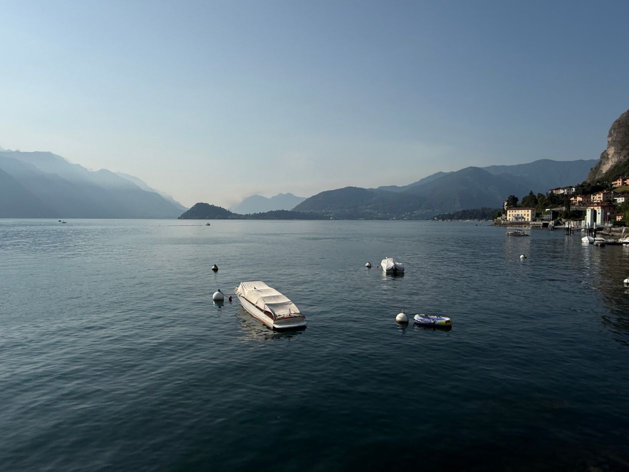 Cazare la Lacul Como: bărci ancorate în fața malului din Menaggio
