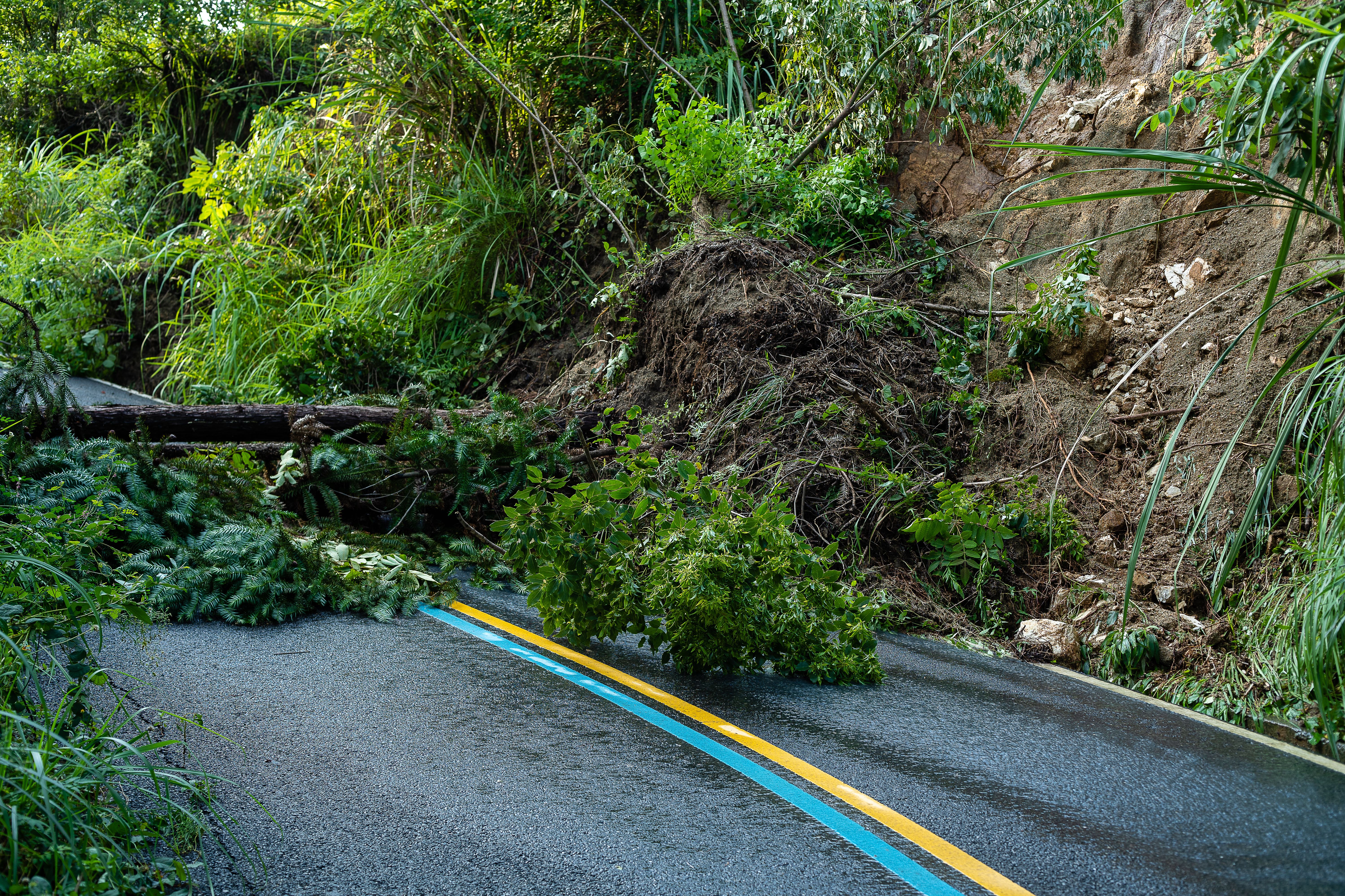 Nuevo deslizamiento de tierra bloquea pista en avenida España hacia Viña del Mar