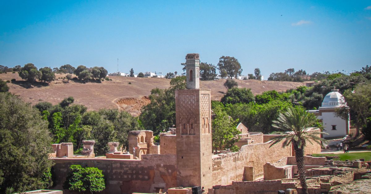 Settlers surround Palestinian home in West Bank village of Qusra