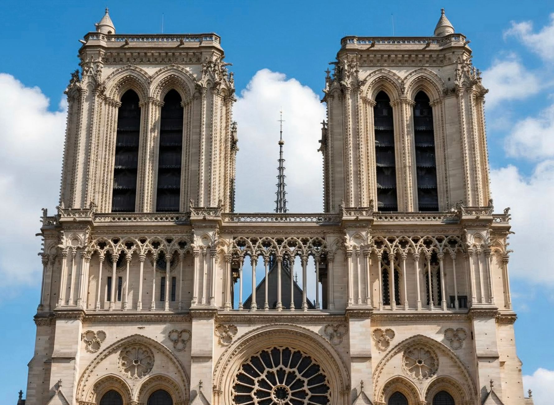 Le pape Léon XIV célèbre les vêpres à Notre-Dame, une foule partagée