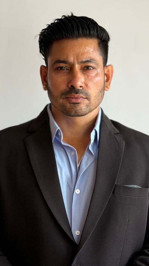 Free Confident businessman in a suit, posed against a neutral background, embodying leadership. Stock Photo