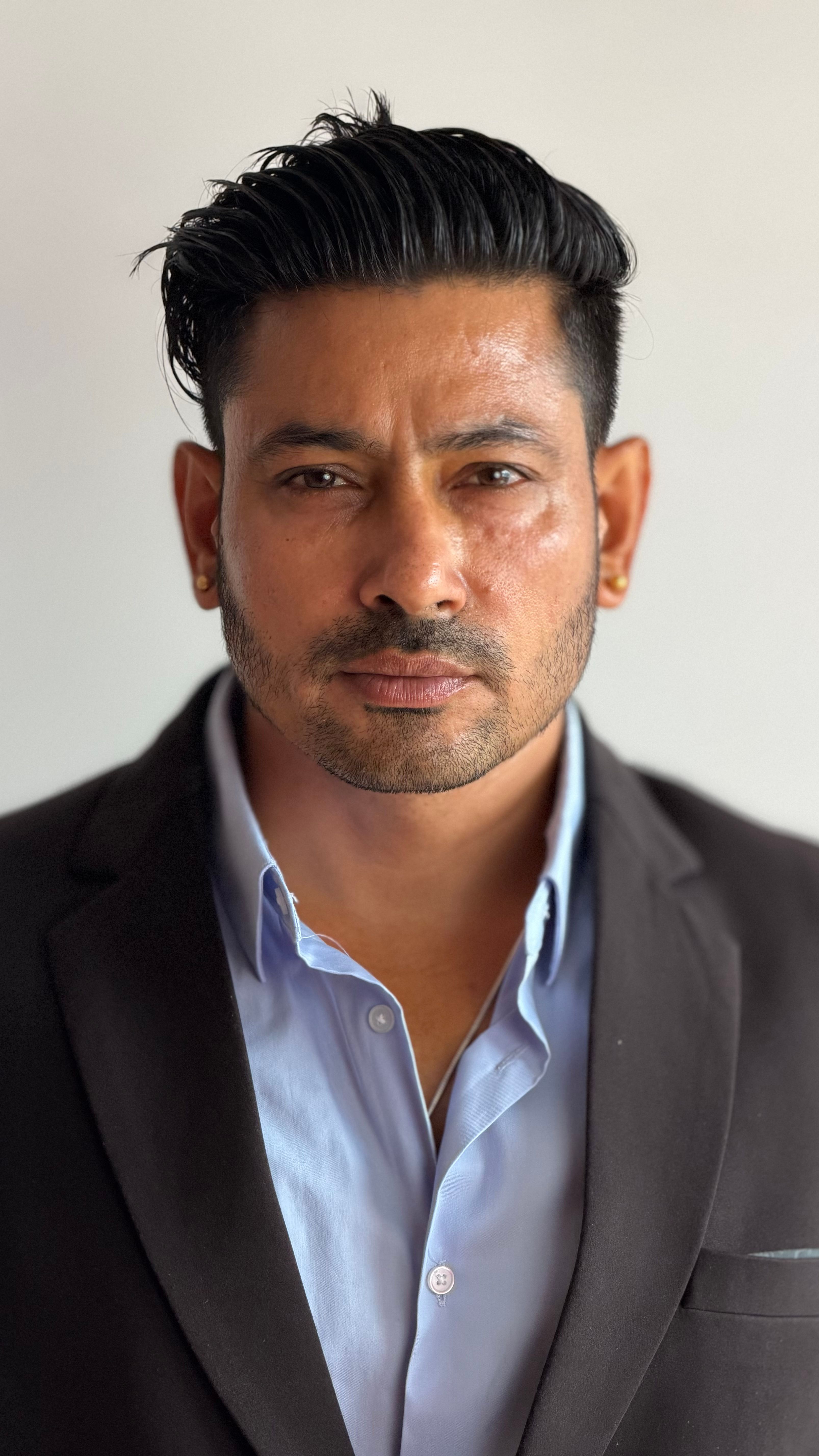 Dr. Rajesh Khanna — Physics faculty at Bright Future Coaching