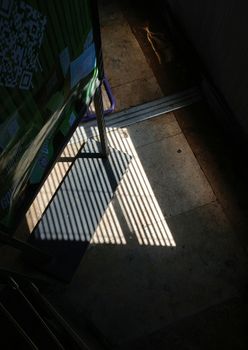Dramatisches Schattenspiel – Minimalistisches Hintergrundbild