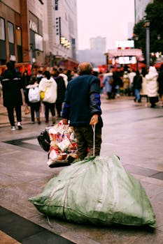 在成都一条繁华的街道上，一名背着大包的男子穿行于城市生活之中