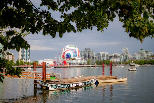 Free Colorful view of Vancouver's waterfront with boats, cityscape, and iconic architecture. Stock Photo