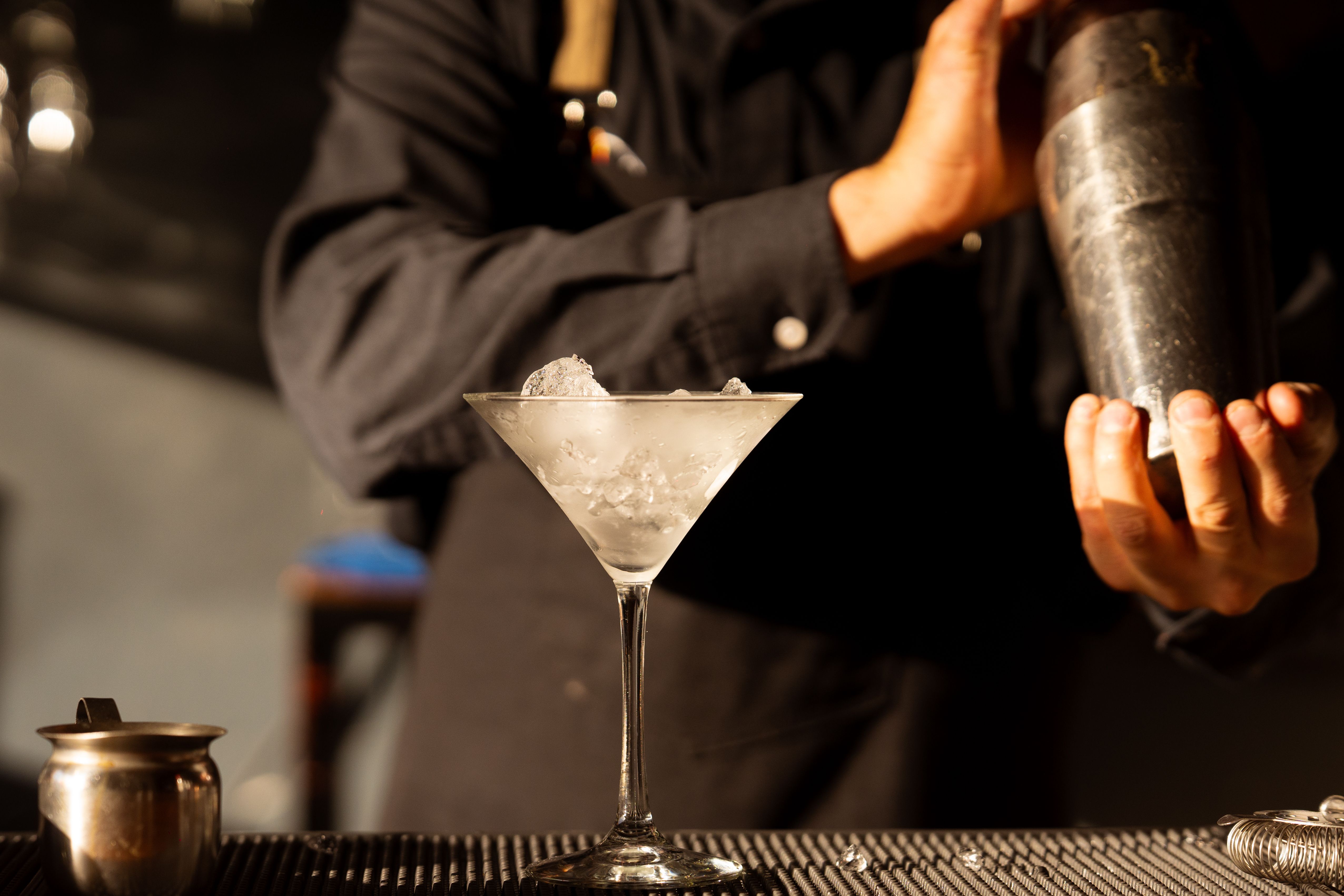 Blanc d'œuf en cocktail : le dry shake expliqué - Dosage, matériel et recette de Whiskey Sour