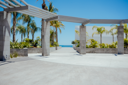 Free A contemporary outdoor pavilion with palm trees and ocean view, ideal for events. Stock Photo