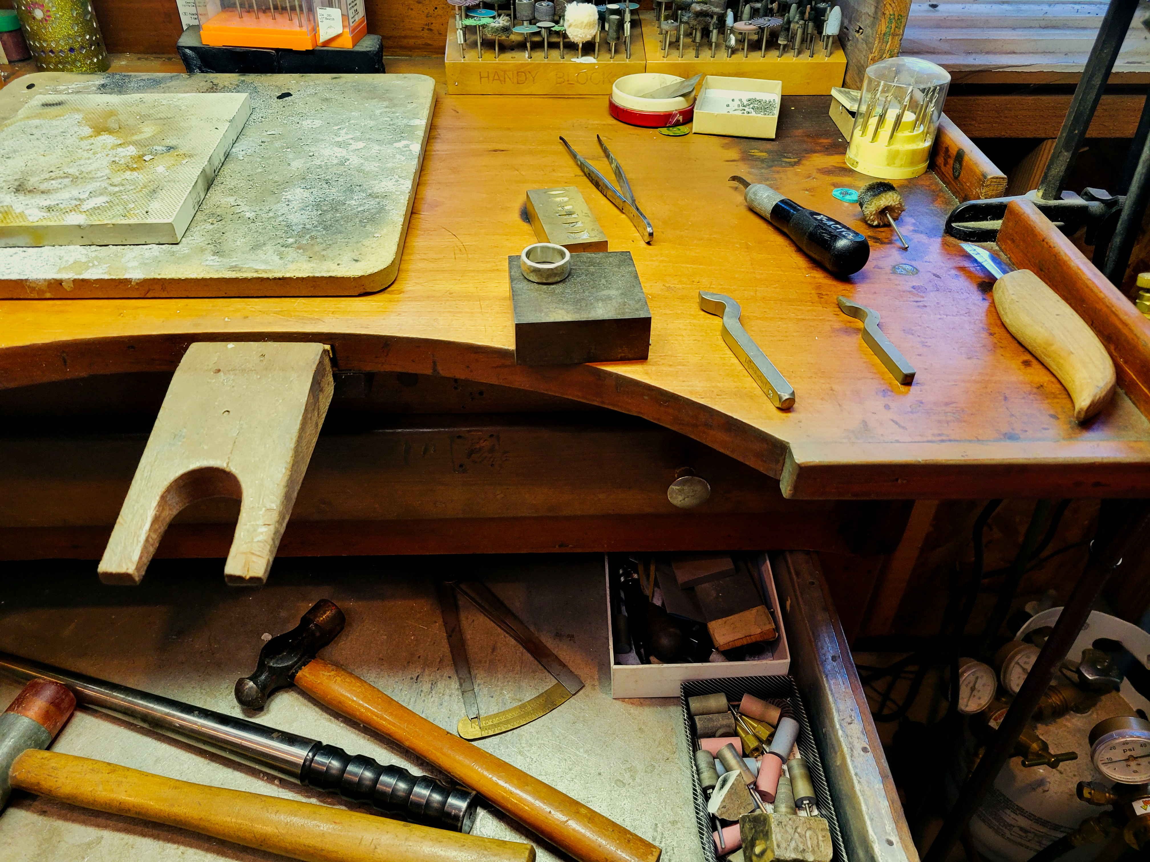 stone engraving polishing workshop