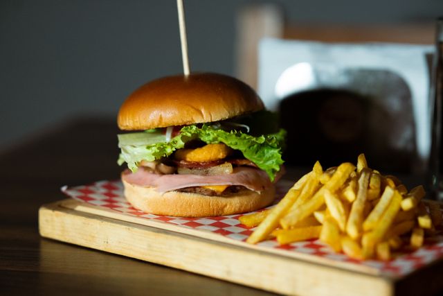 Burger maison et frites faites maison servis par un restaurant