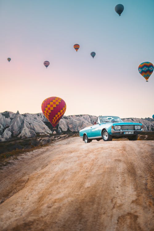 araba, balon, balonlar içeren Ücretsiz stok fotoğraf
