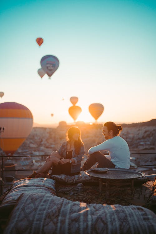 Personnes Assises Sur Le Toit Pendant Le Coucher Du Soleil