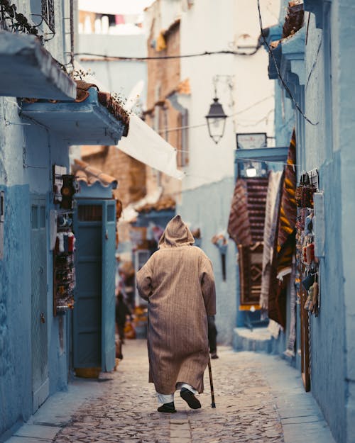 Foto d'estoc gratuïta de a l'aire lliure, adult, caminant