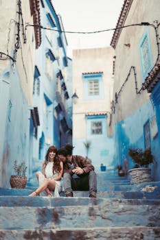 一对夫妇在摩洛哥谢夫沙万标志性的蓝色街道上，享受着浪漫时刻