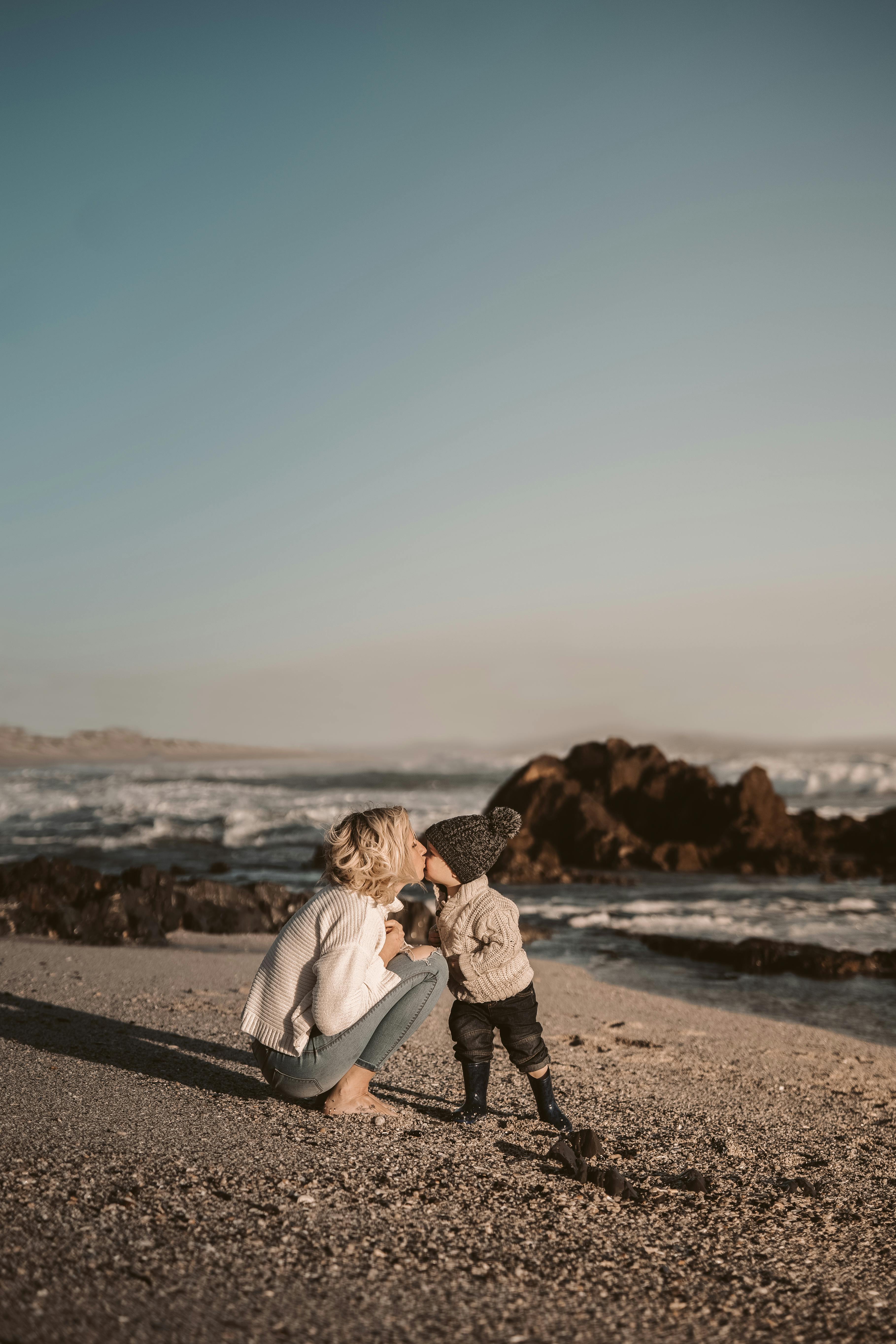 Une maman embrassant son fils.| Photo : Pexels