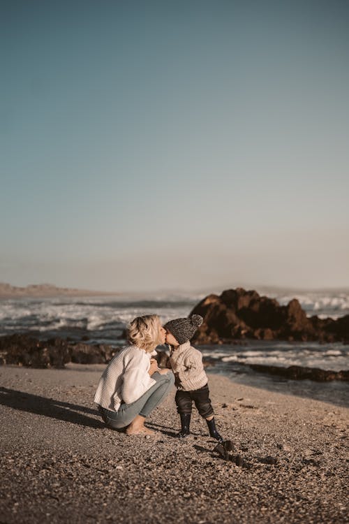 Foto De Mujer Besando A Un Niño Pequeño