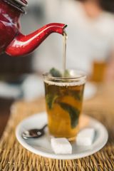 Thé à la menthe versé de haut