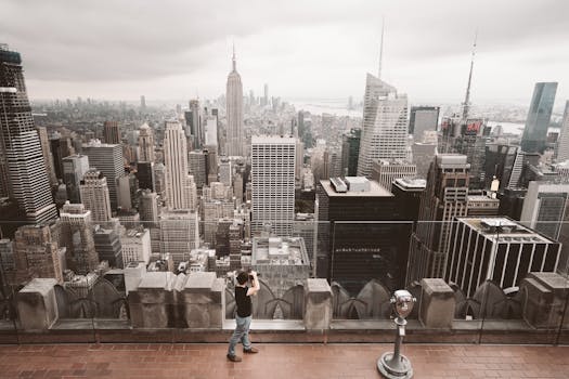 一个人在标志性摩天大楼的屋顶上，拍摄下令人惊叹的纽约市天际线
