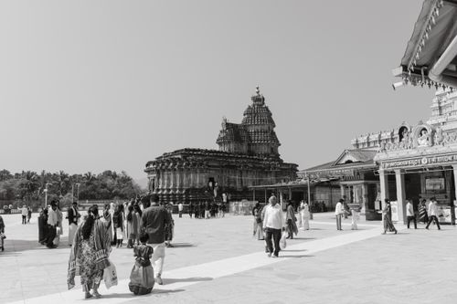 Free Black and white photo of visitors at the historic Sringeri Temple, Karnataka. Stock Photo