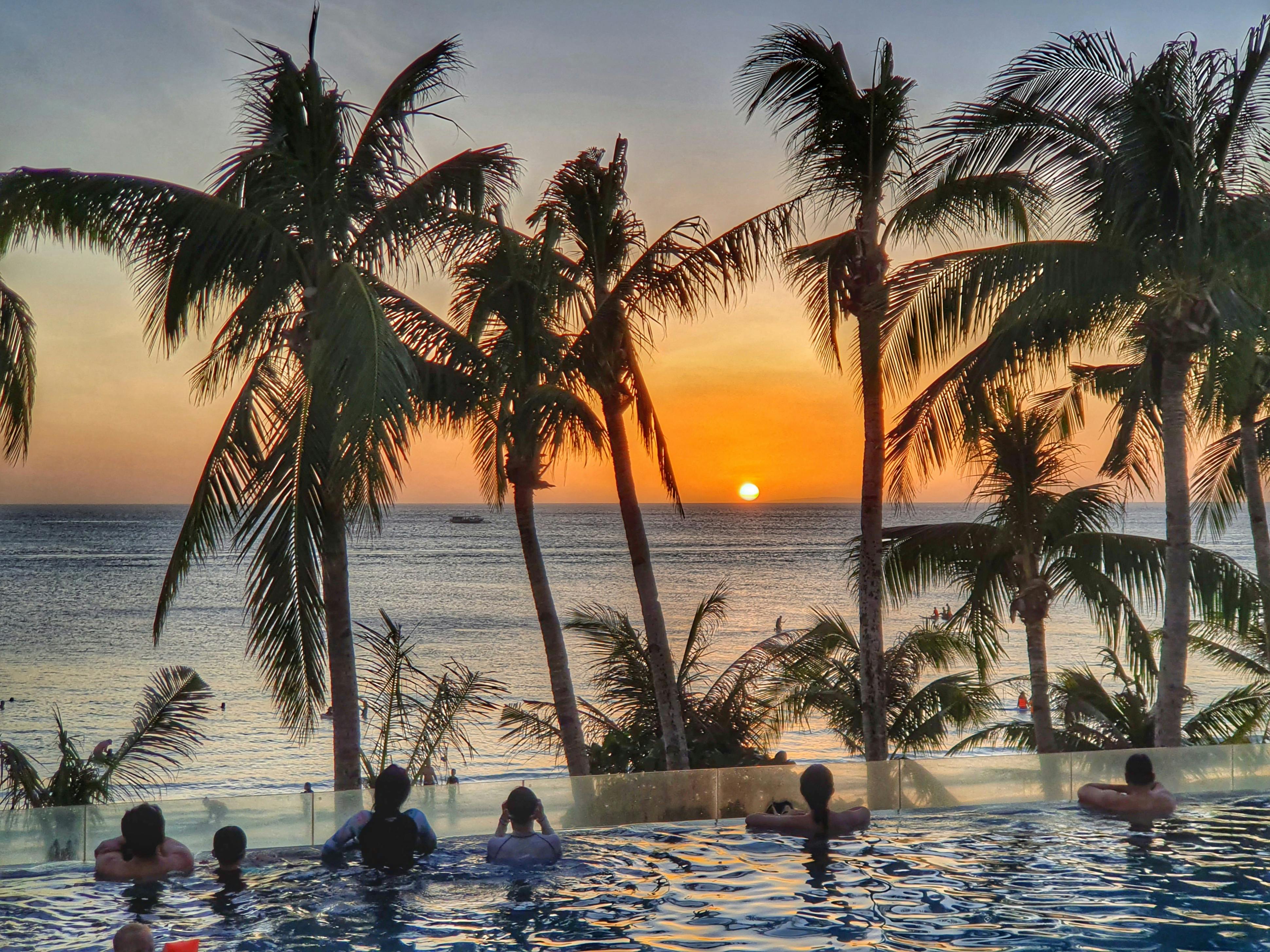 Persona planificando un viaje con un mapa y un portátil