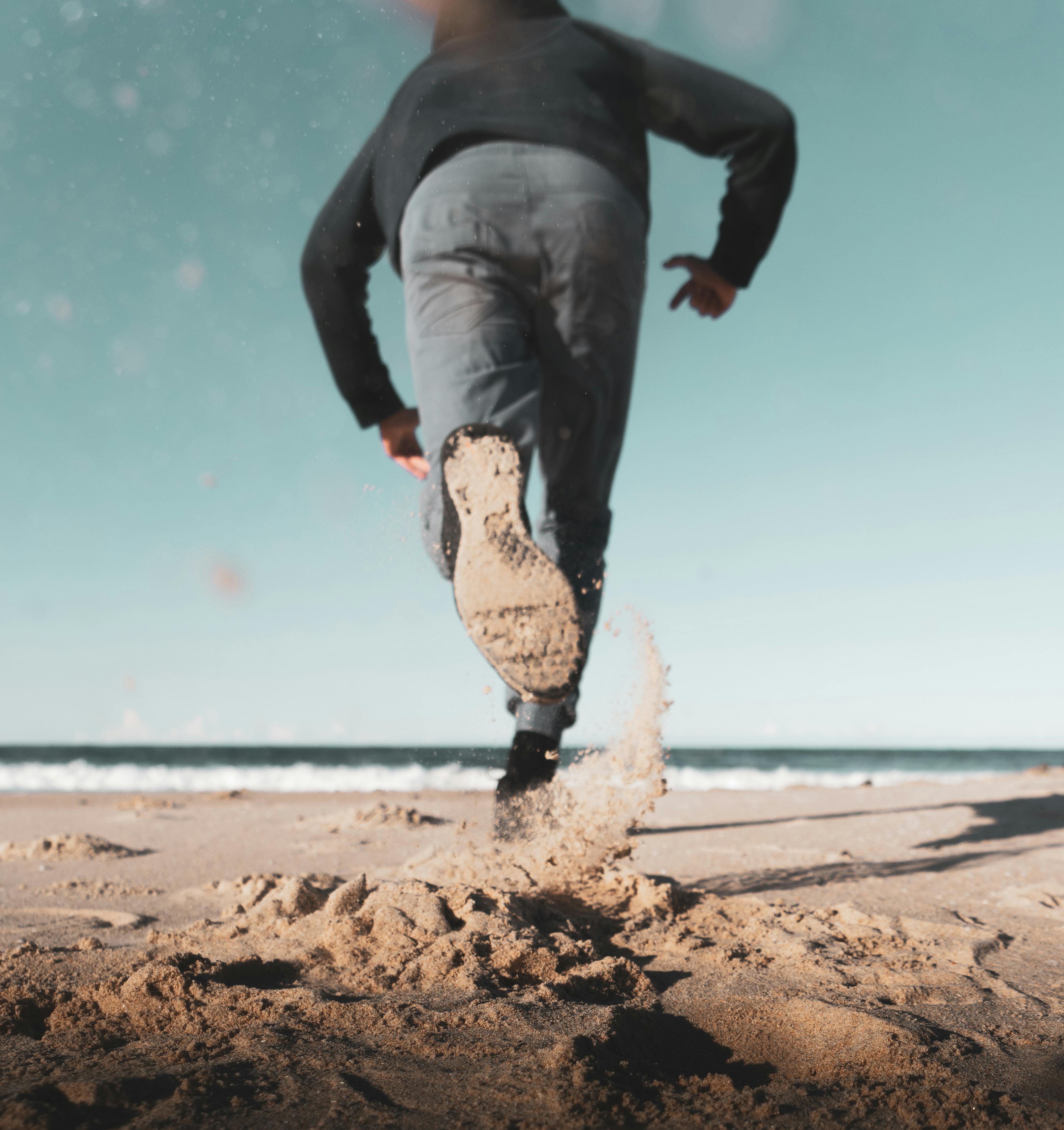 Mochila e mapa em cima de uma mesa, simbolizando planejamento de viagem econômica