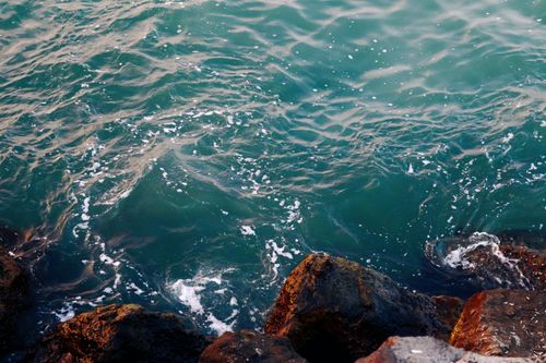 Free A scenic view of waves crashing on coastal rocks in Samsun, Türkiye. Stock Photo